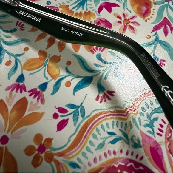 New Pair of Balenciaga Green Sunglasses - Picture 4 of 5